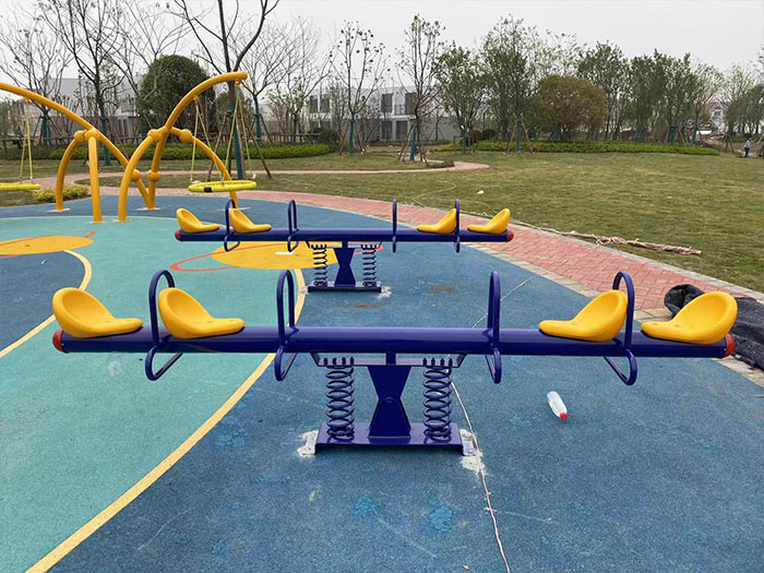 兒童蹺蹺板設備