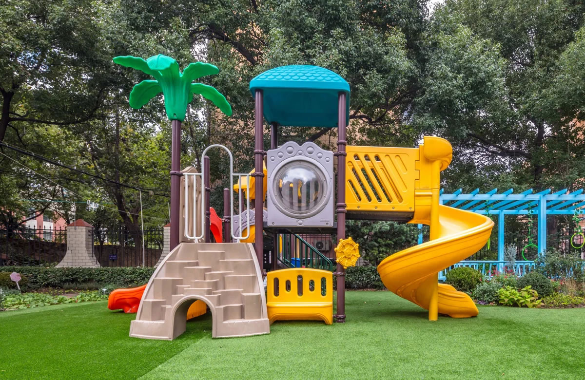 大型組合滑梯設(shè)備